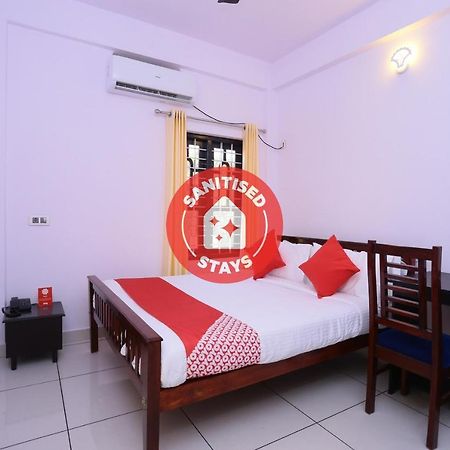 Oyo 26697 United Residency Hotel Kazhakuttam Esterno foto