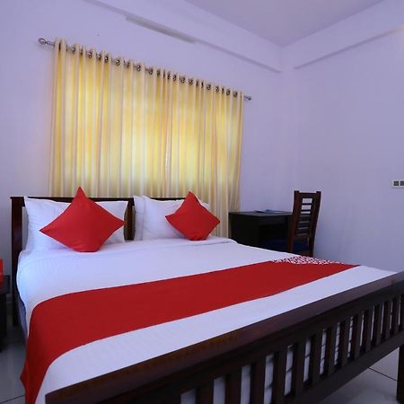 Oyo 26697 United Residency Hotel Kazhakuttam Esterno foto