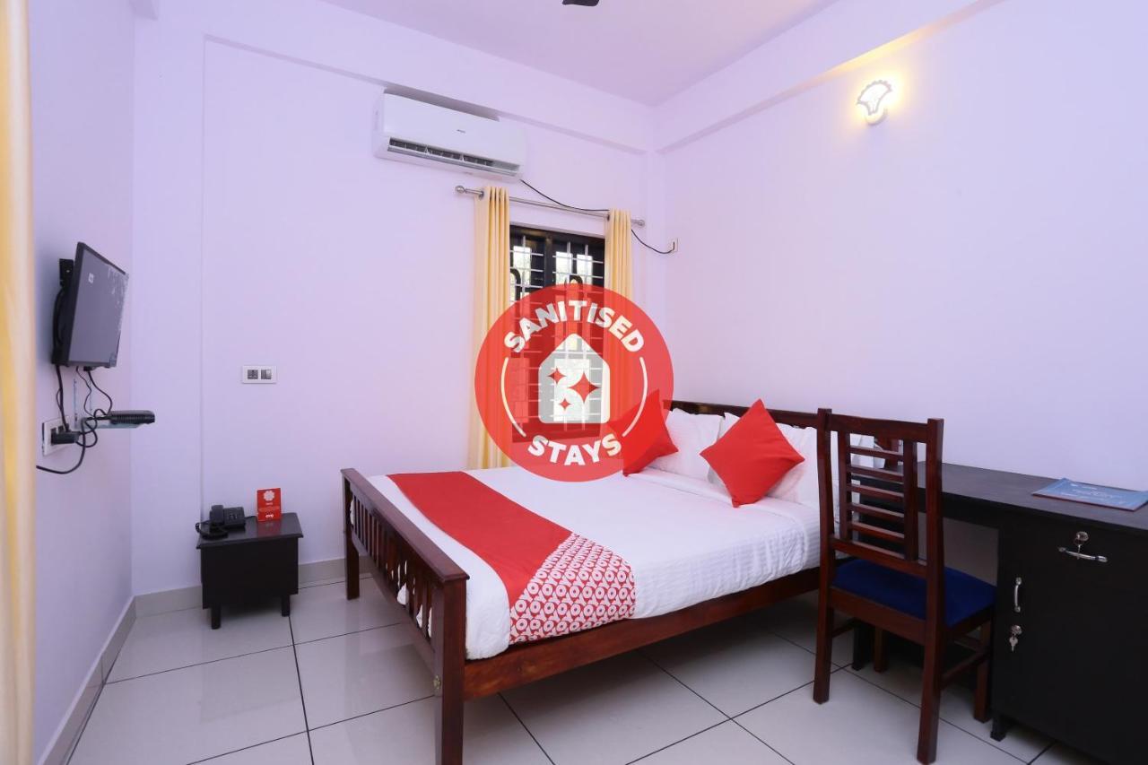 Oyo 26697 United Residency Hotel Kazhakuttam Esterno foto