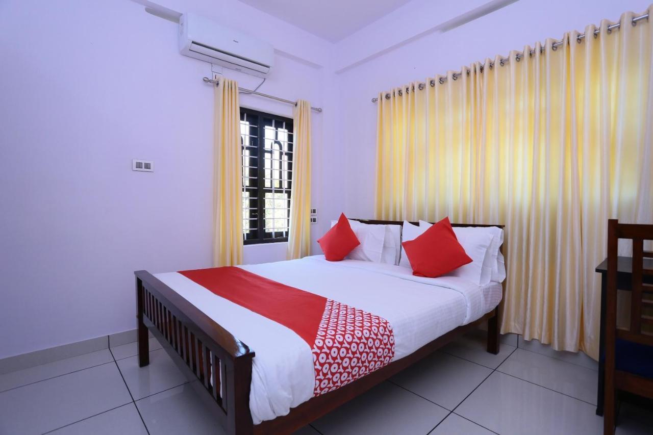 Oyo 26697 United Residency Hotel Kazhakuttam Esterno foto
