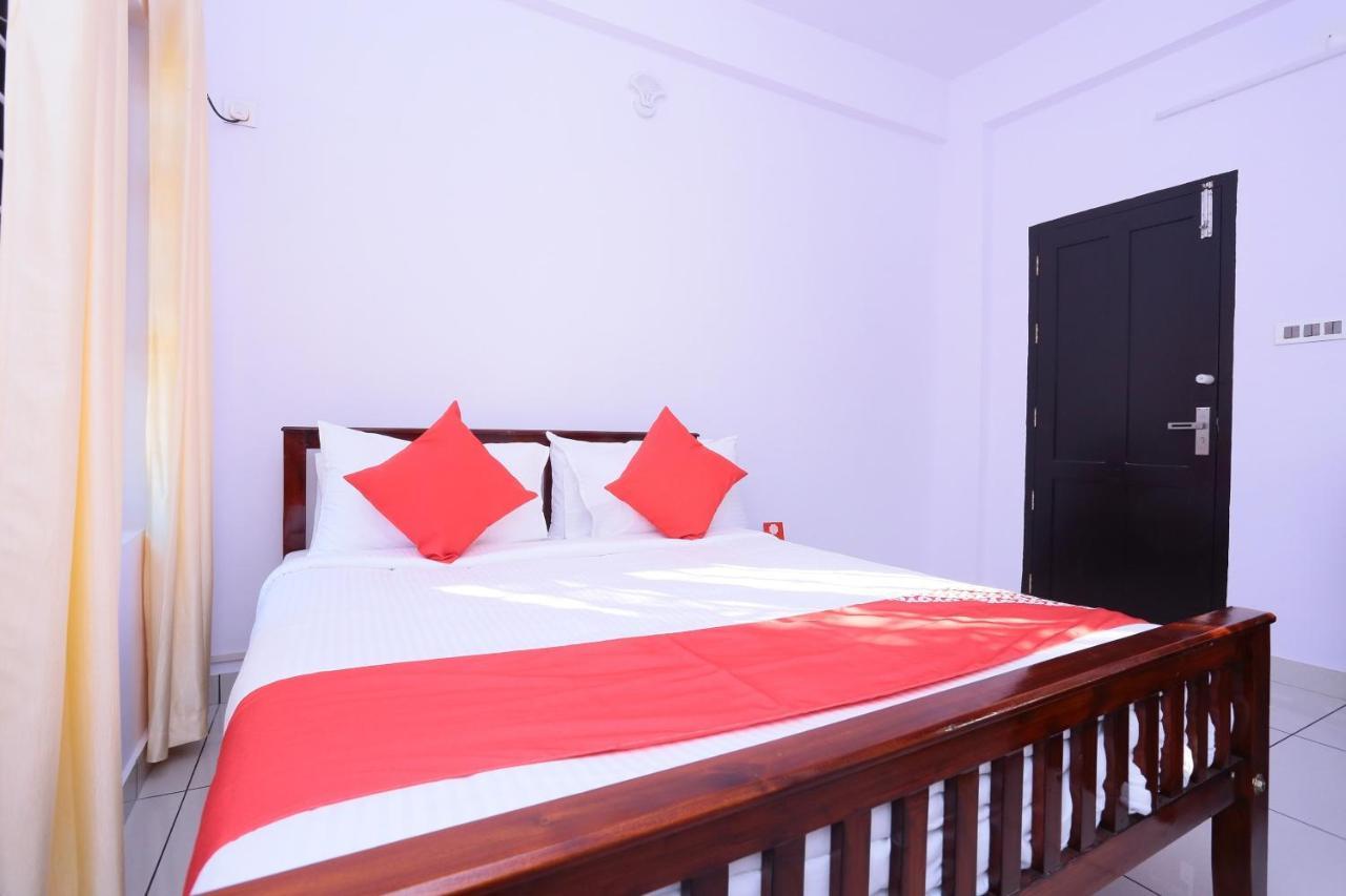 Oyo 26697 United Residency Hotel Kazhakuttam Esterno foto