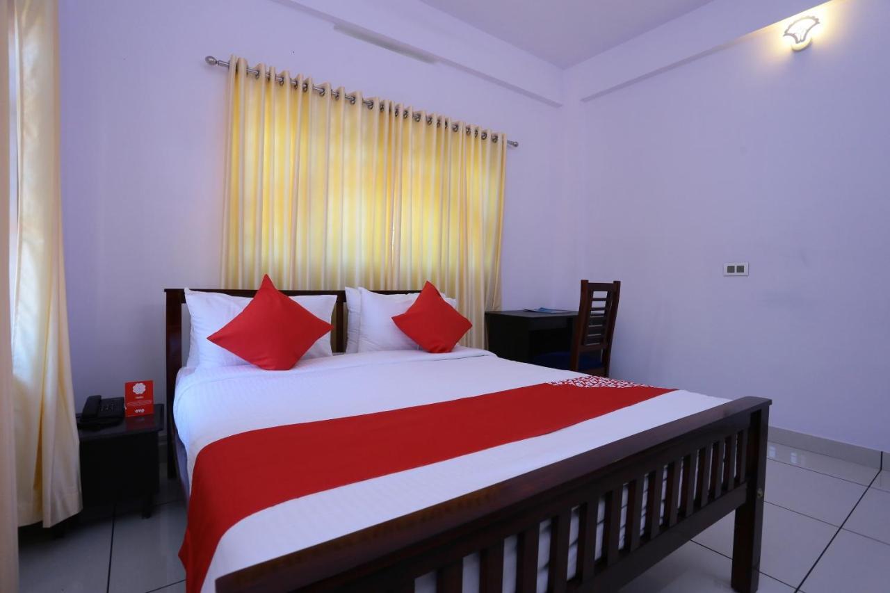 Oyo 26697 United Residency Hotel Kazhakuttam Esterno foto
