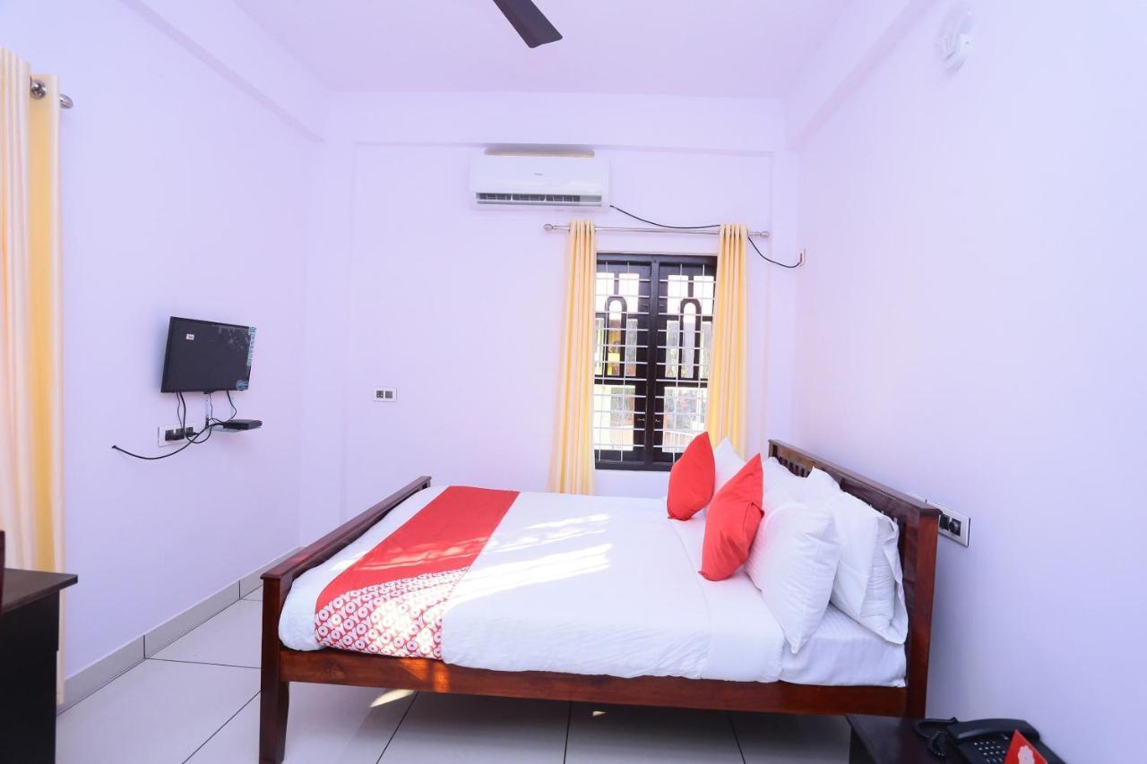 Oyo 26697 United Residency Hotel Kazhakuttam Esterno foto