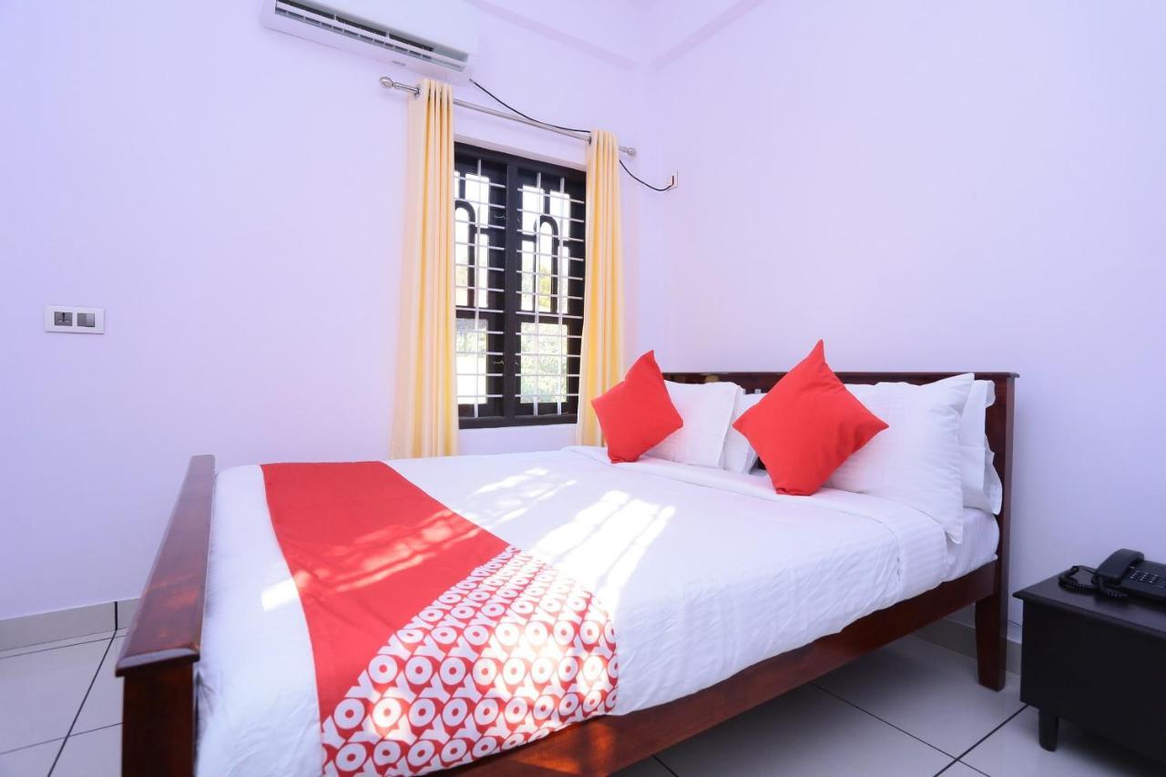 Oyo 26697 United Residency Hotel Kazhakuttam Esterno foto