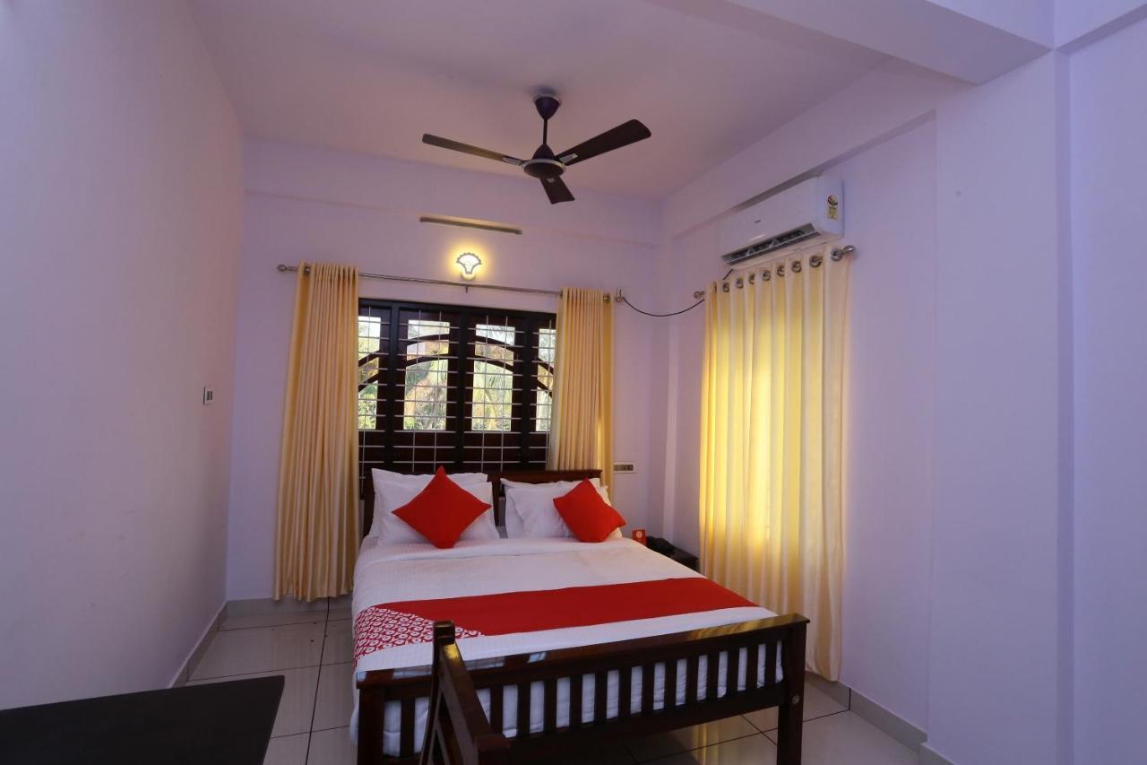 Oyo 26697 United Residency Hotel Kazhakuttam Esterno foto