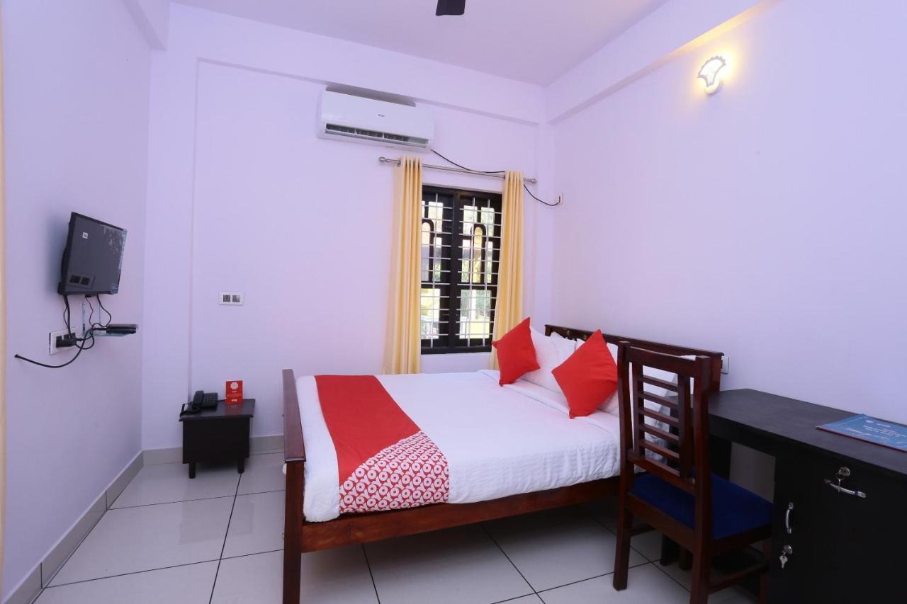 Oyo 26697 United Residency Hotel Kazhakuttam Esterno foto