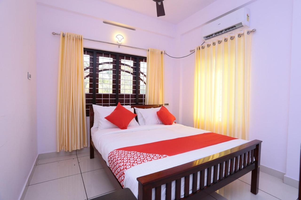 Oyo 26697 United Residency Hotel Kazhakuttam Esterno foto