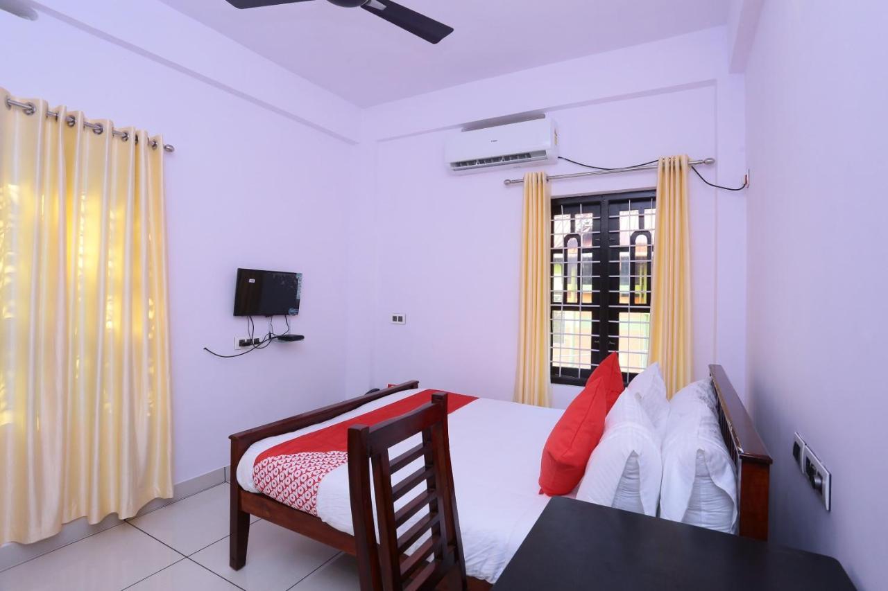 Oyo 26697 United Residency Hotel Kazhakuttam Esterno foto