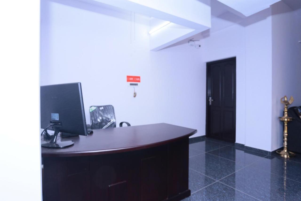 Oyo 26697 United Residency Hotel Kazhakuttam Esterno foto