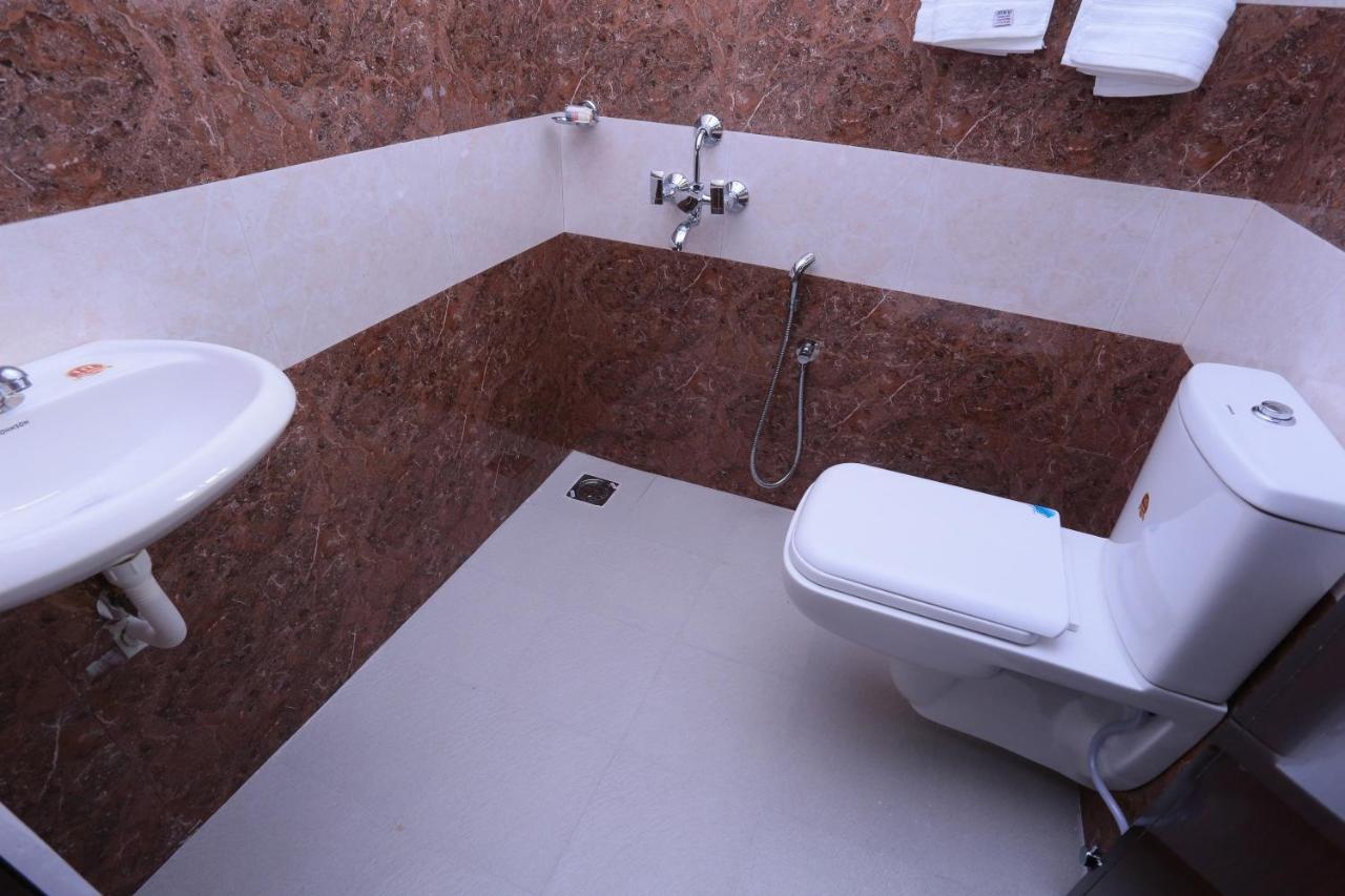 Oyo 26697 United Residency Hotel Kazhakuttam Esterno foto