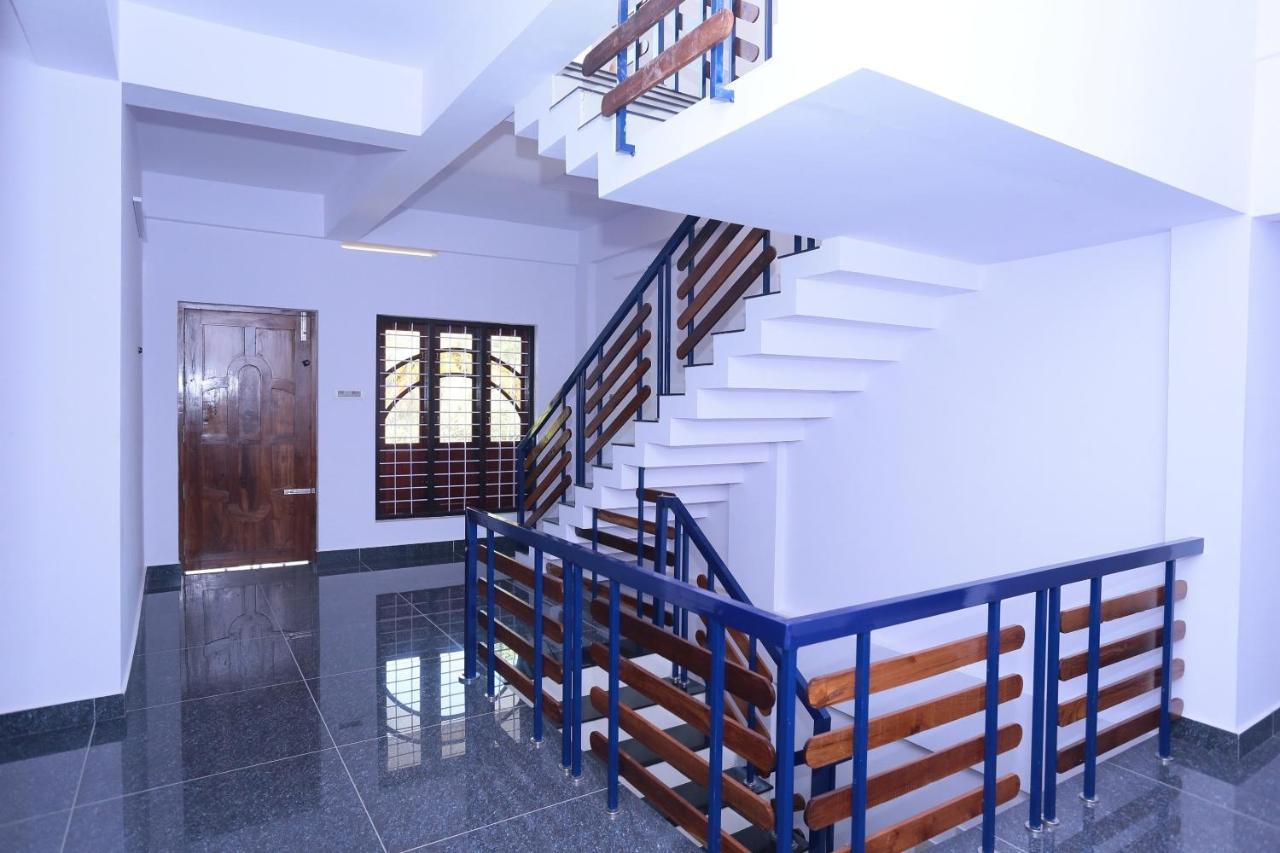 Oyo 26697 United Residency Hotel Kazhakuttam Esterno foto