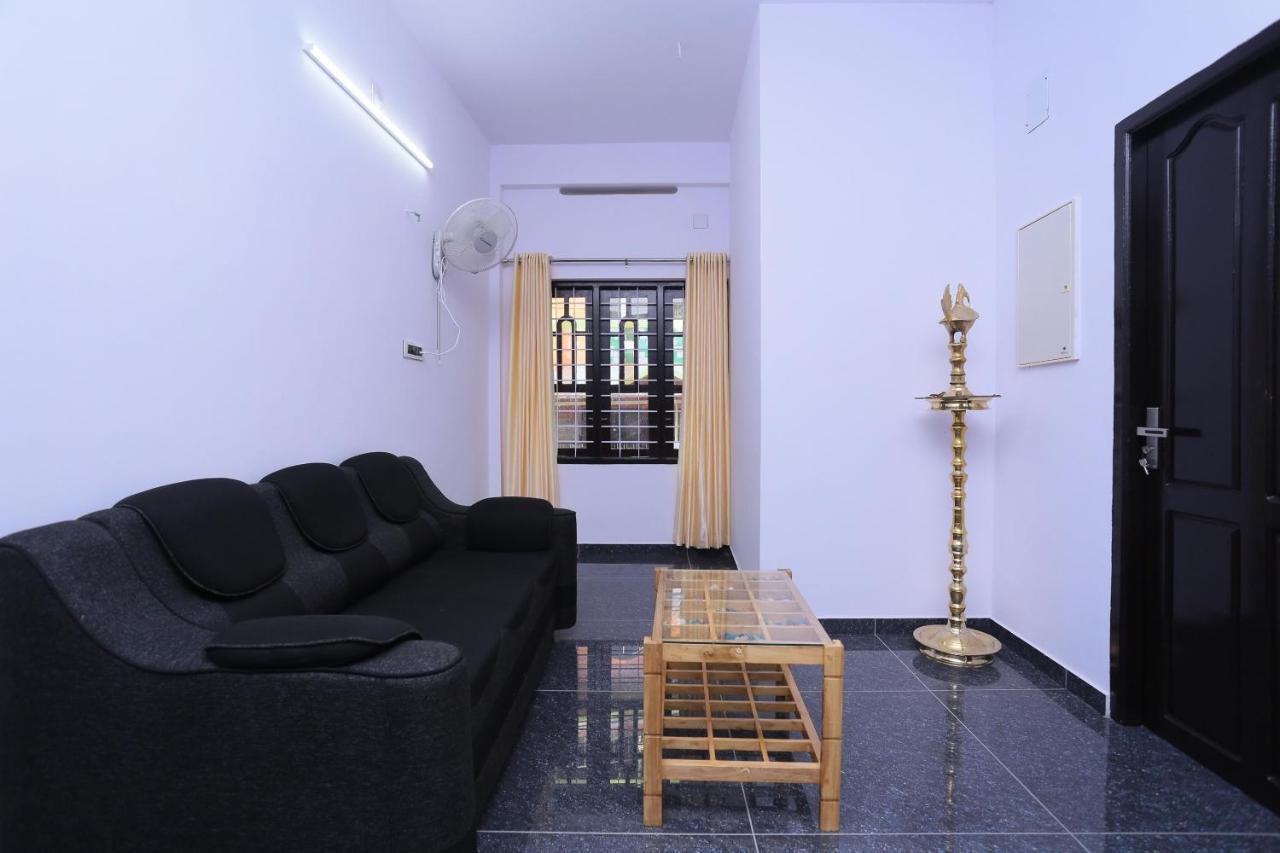 Oyo 26697 United Residency Hotel Kazhakuttam Esterno foto