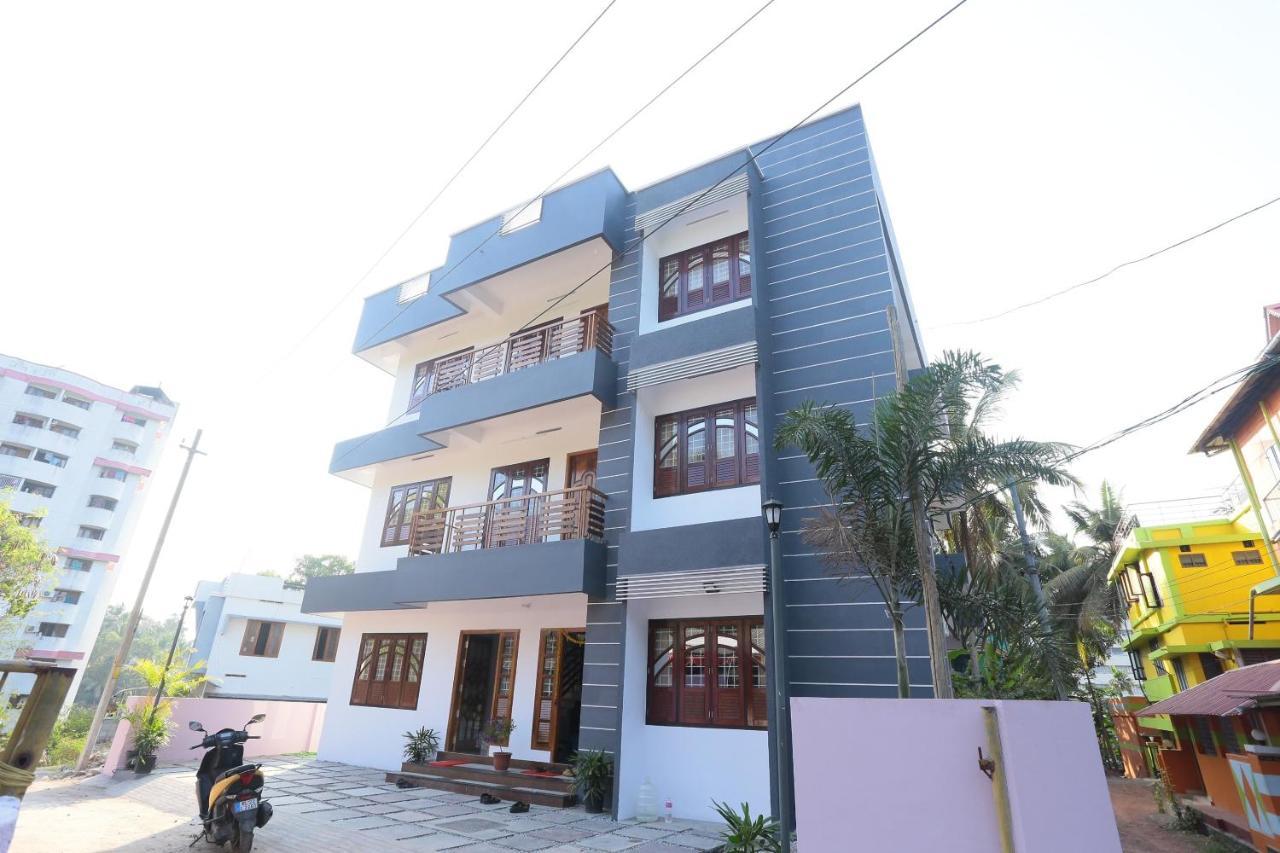 Oyo 26697 United Residency Hotel Kazhakuttam Esterno foto