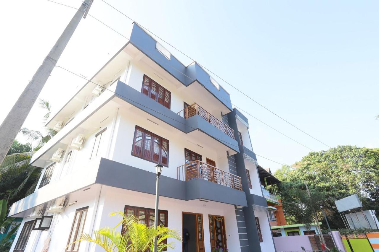 Oyo 26697 United Residency Hotel Kazhakuttam Esterno foto